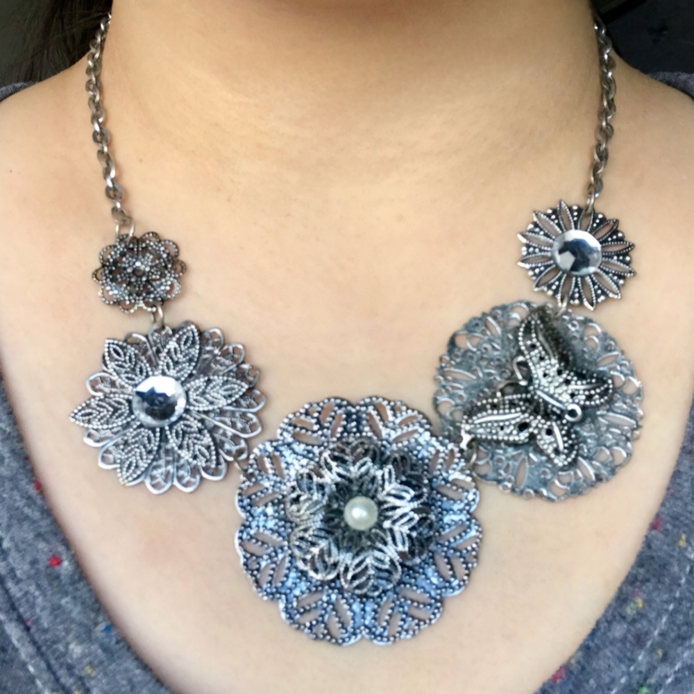 NWOT Gorgeous Flower & Butterfly Necklace